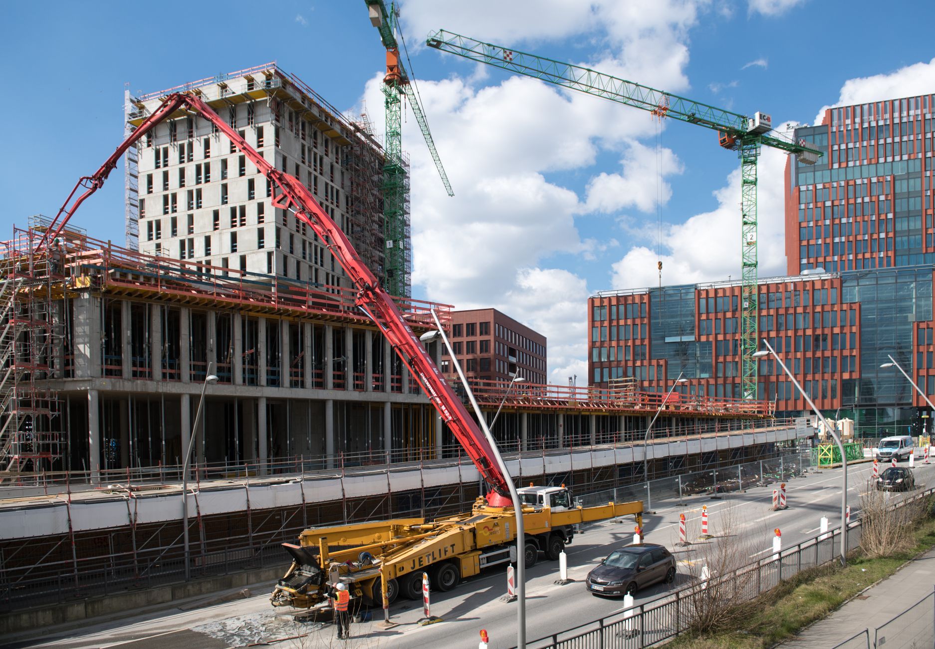 Betonarbeiten und Rohbau mit Baukran auf der Baustelle